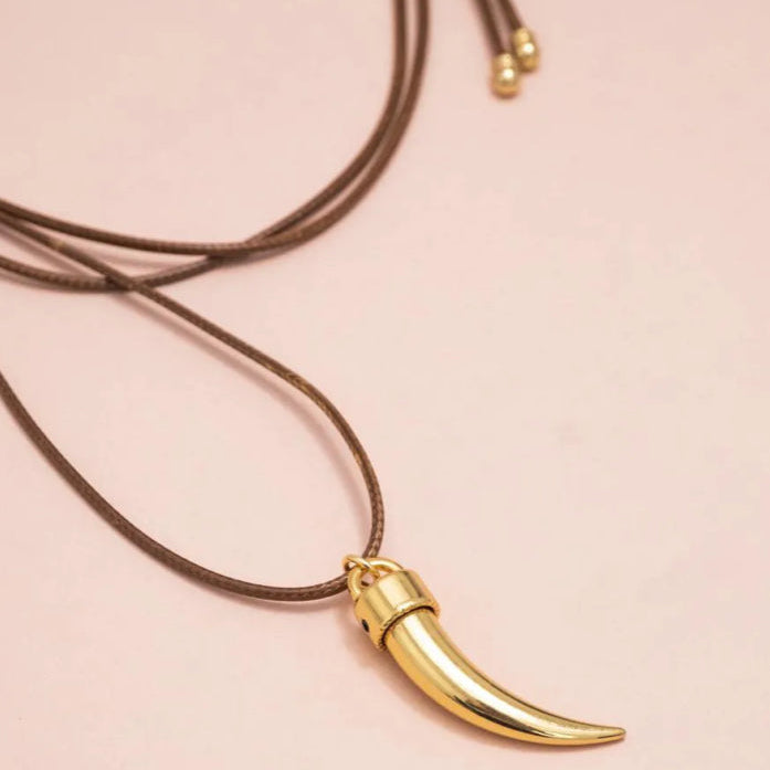 Colar Fio Com Pingente Dente Dourado.