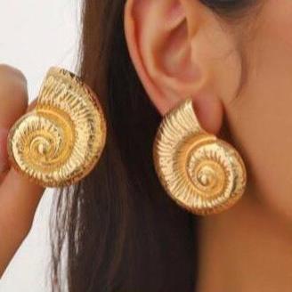 Brinco Concha Texturizado Dourado