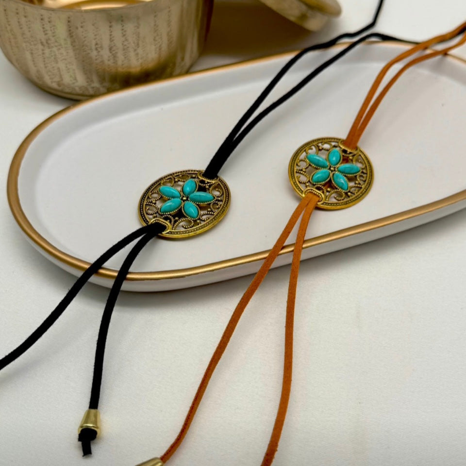 Colar Fio de Camurça Preto Medalha com Pedras Boho Chic
