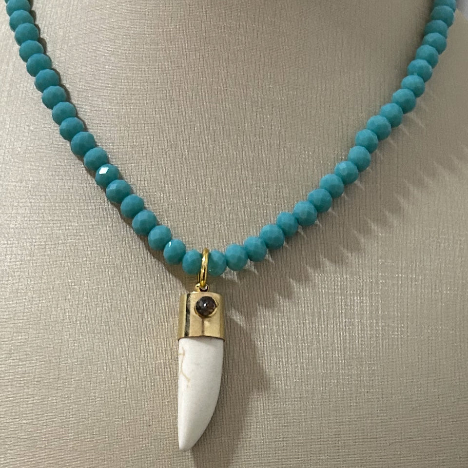 Colar Pedras Turquesa com Dente de sabre e Pedras