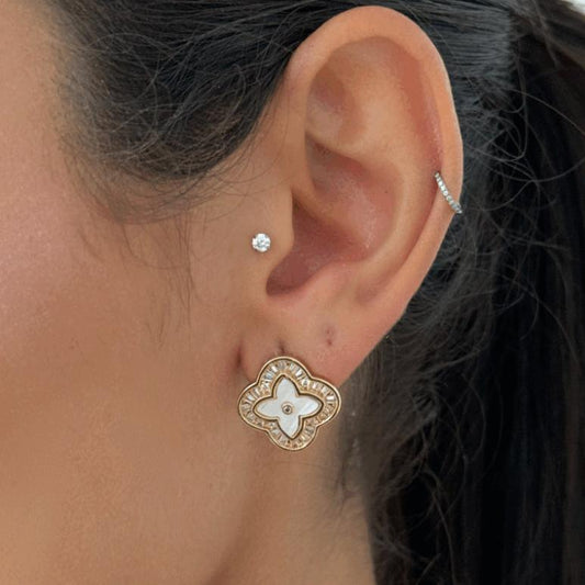 Brinco Trevo Branco Com Strass e Navetes Dourado Folheado