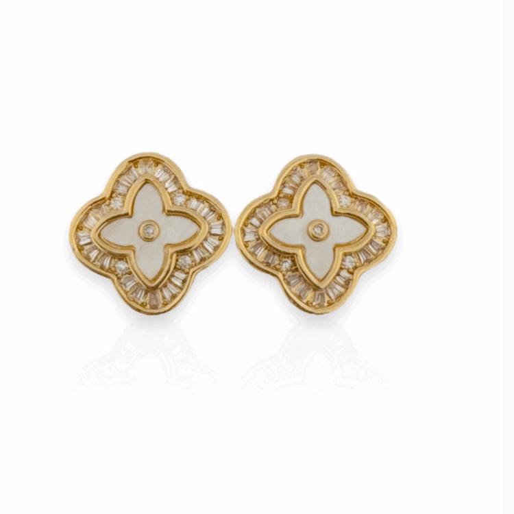 Brinco Trevo Branco Com Strass e Navetes Dourado Folheado