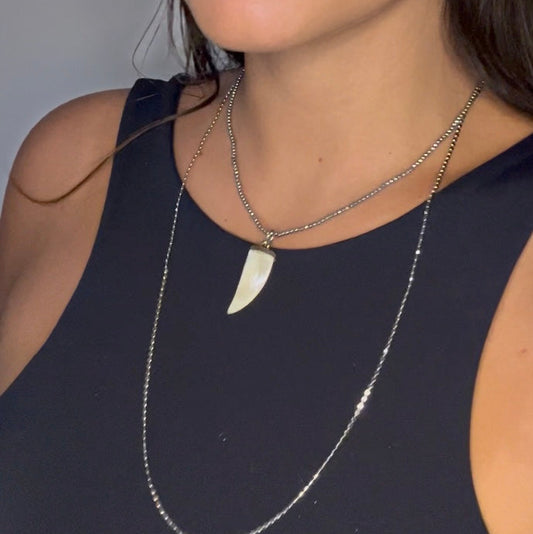 Colar Hematita com Dente em Marfim
