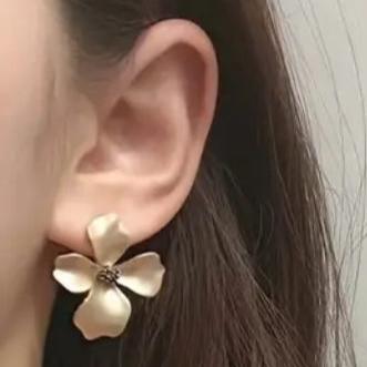 Brinco Flor Fosca Dourada