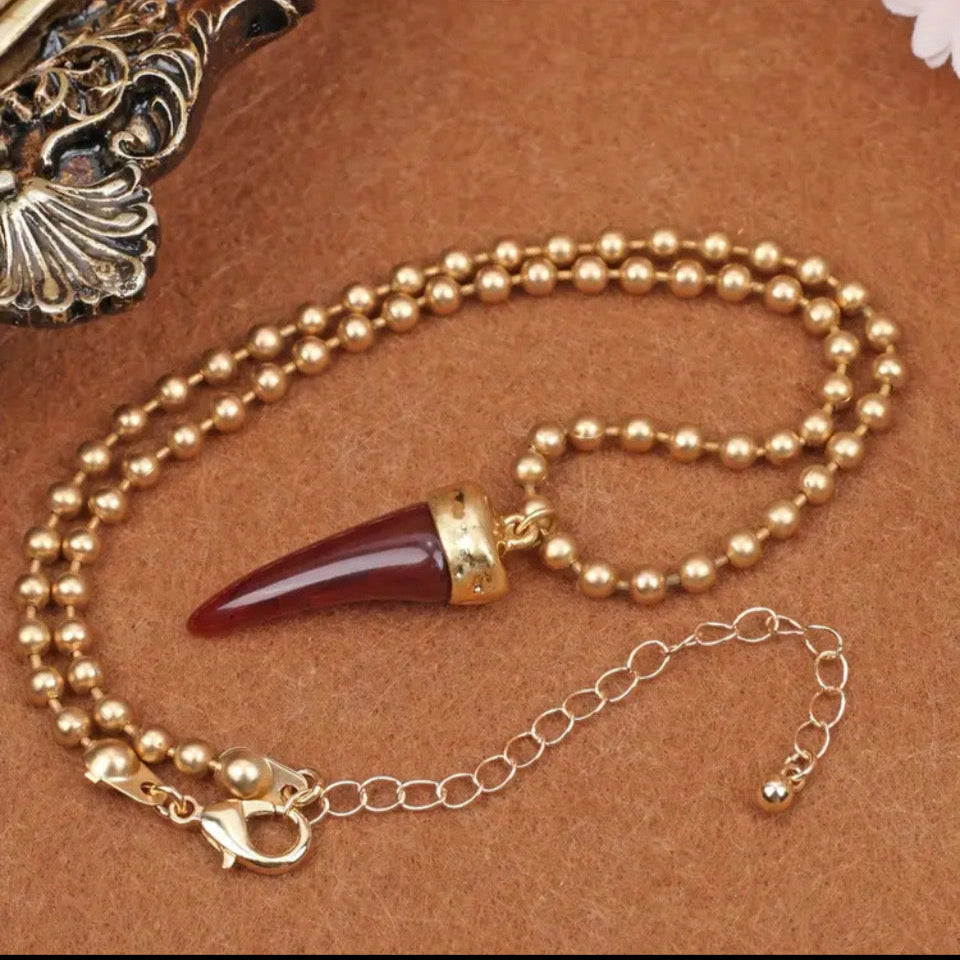 Colar Corrente Bolinha Com Pingente Dente de Sabre Resinha Vinho