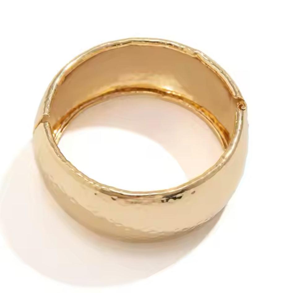 Pulseira Bracelete Maxi Martelado Dourado