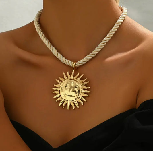 Colar Cordão com Pingente Maximalista Sol Dourado