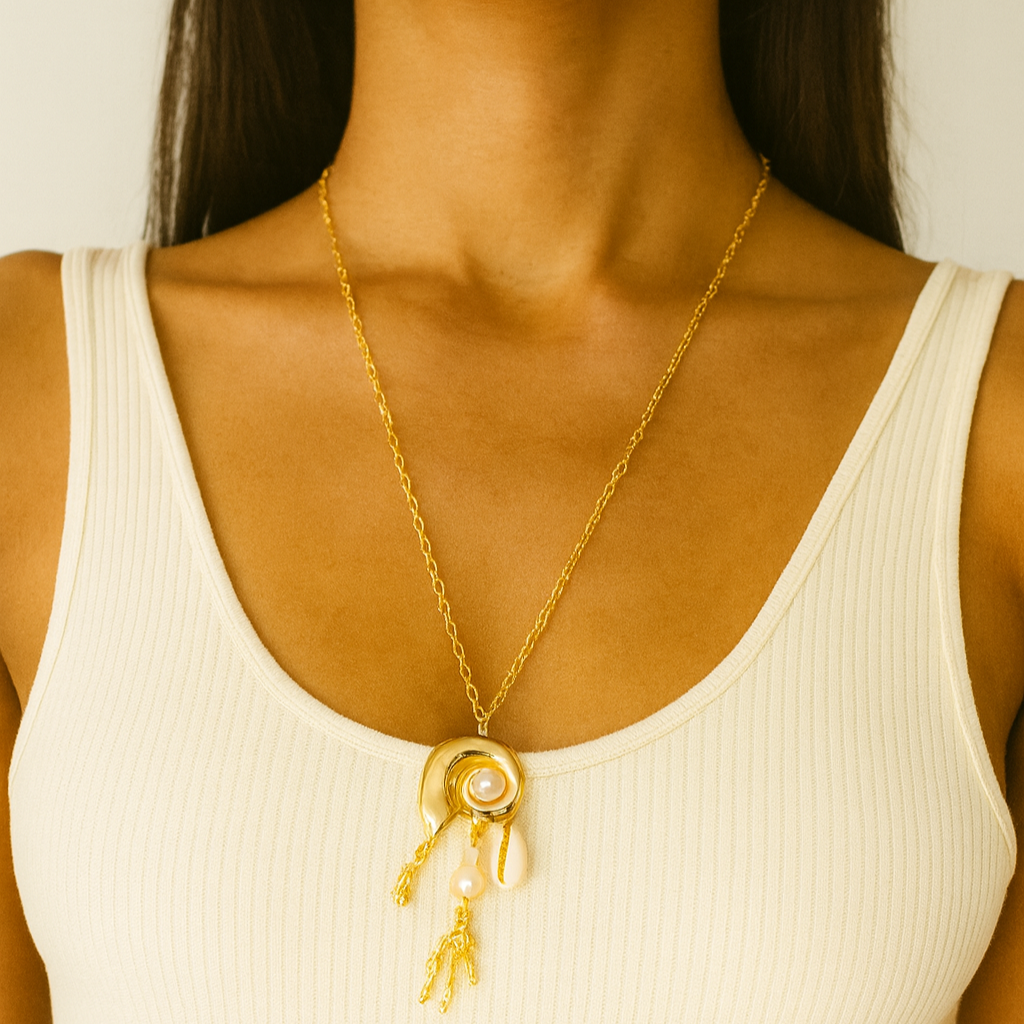 Colar Comprido Dourado com Pingentes Mar