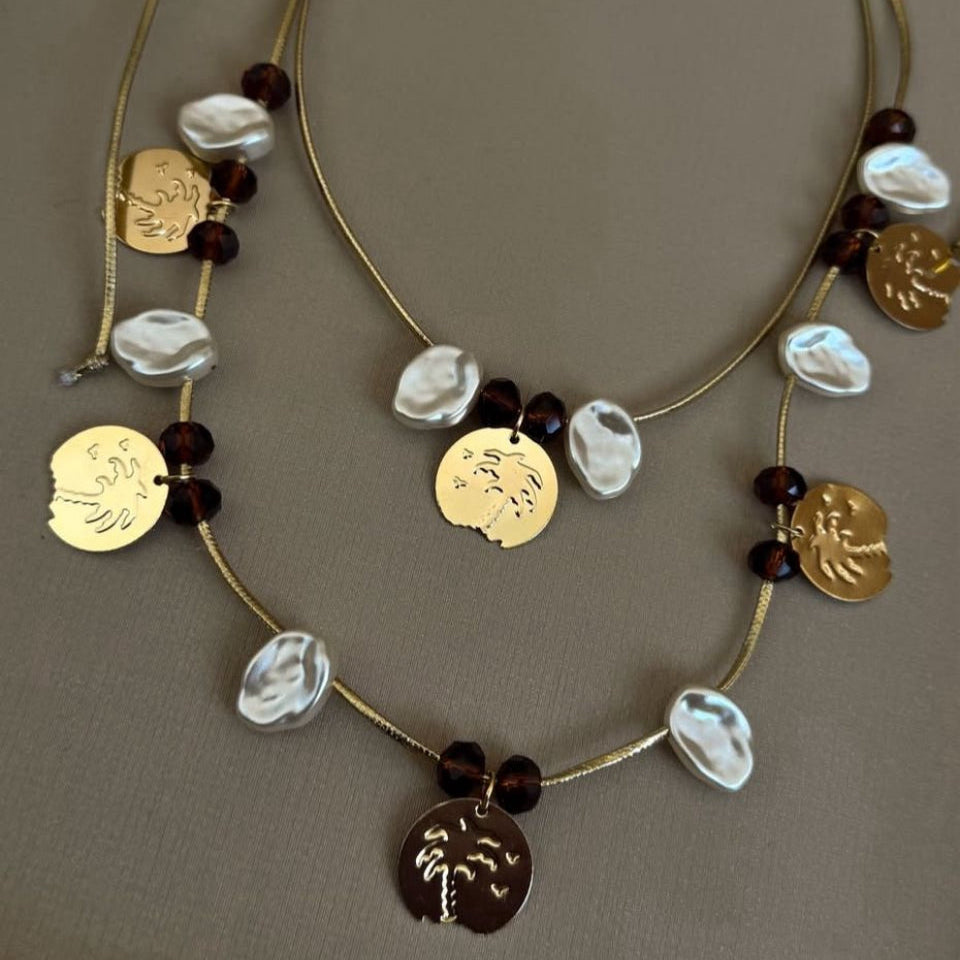 Colar Fio Dourado Com Plaquinha e Miçangas e Perolas