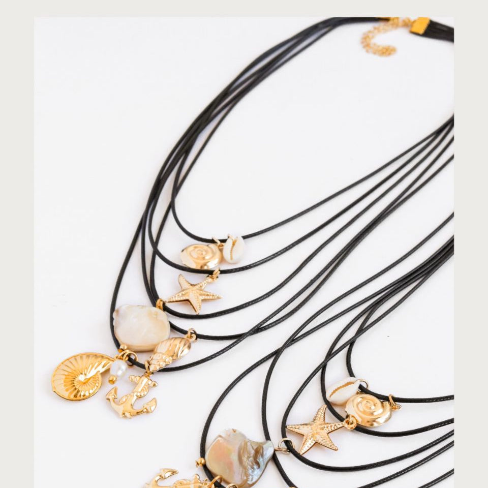 Colar Fio 5 Camadas Com Pingentes Variados Dourado