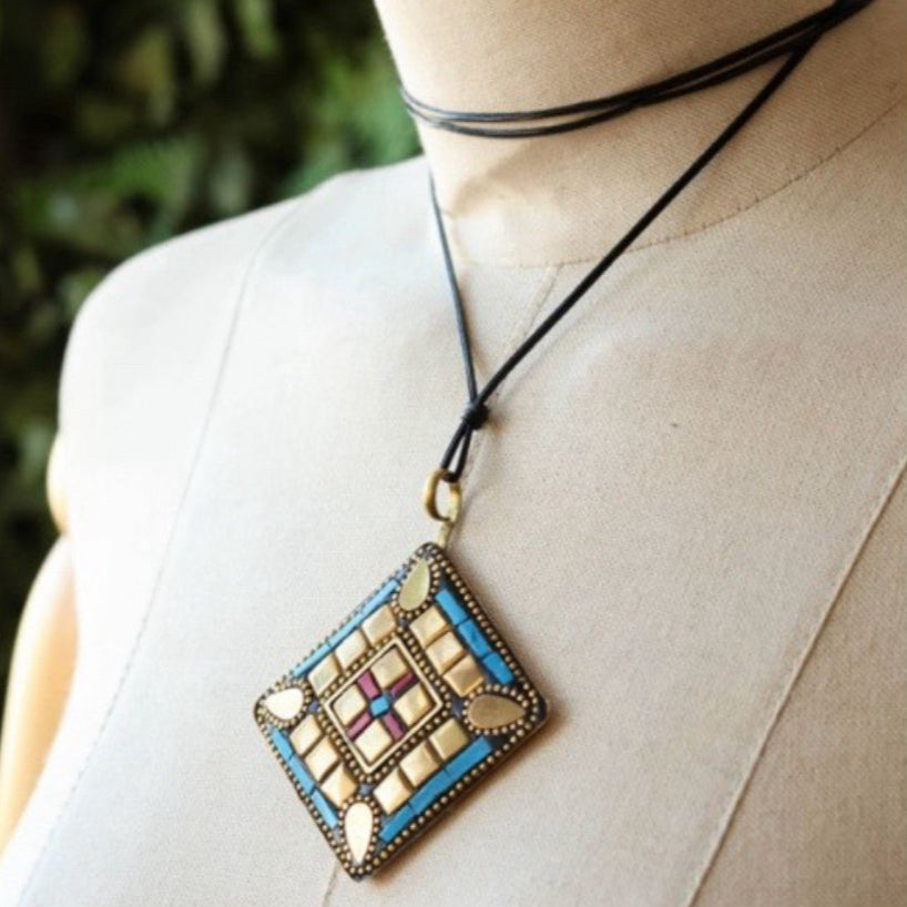 Colar Fio Com Losango Metal Dourado e Pintura Mosaico