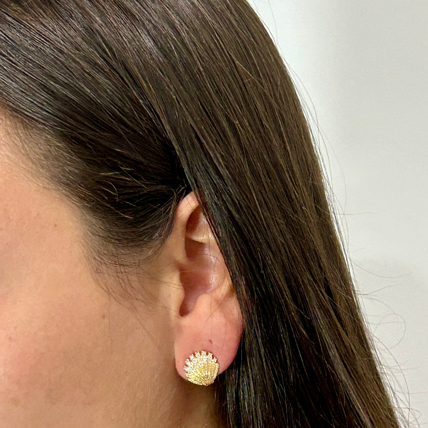 Brinco Concha Pequeno Dourado Com Micro Zircônias