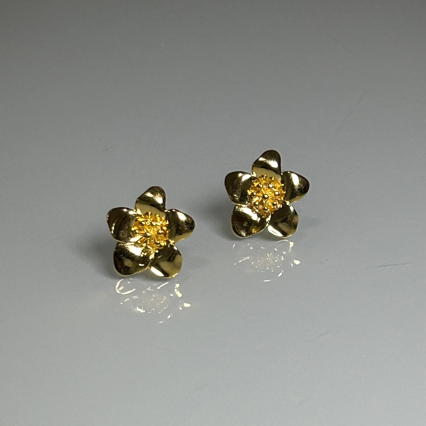 Brinco Flor Margarida Dourado Pequeno Folheado