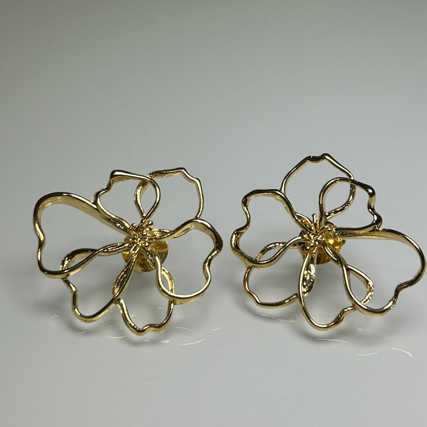 Brinco Flor Vazado Dourado