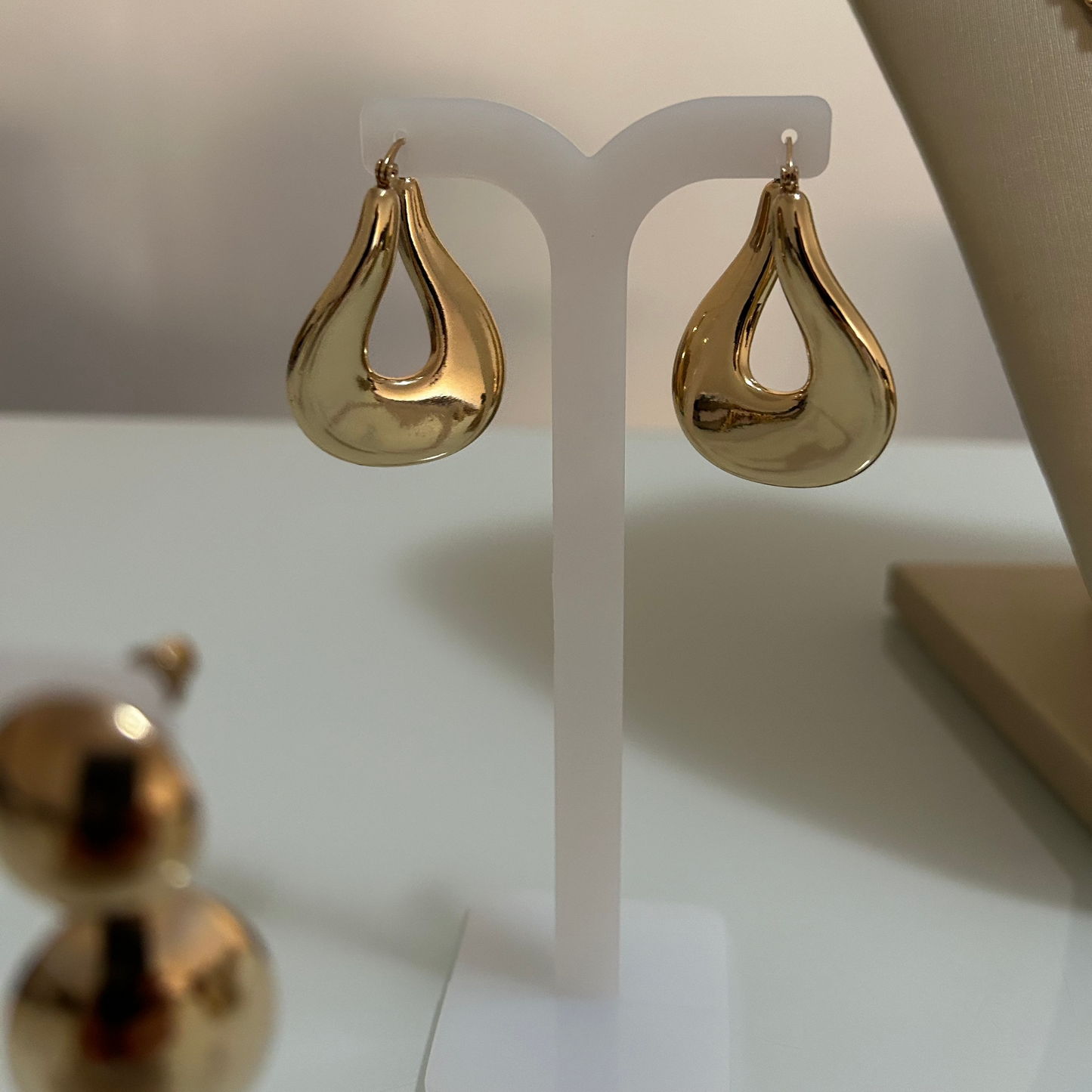 Brinco Argola Orgânico vazado Dourado