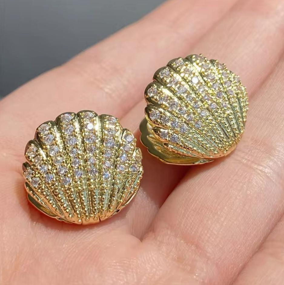Brinco Concha Pequeno Dourado Com Micro Zircônias