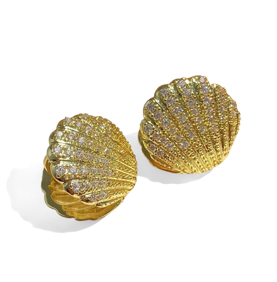 Brinco Concha Pequeno Dourado Com Micro Zircônias