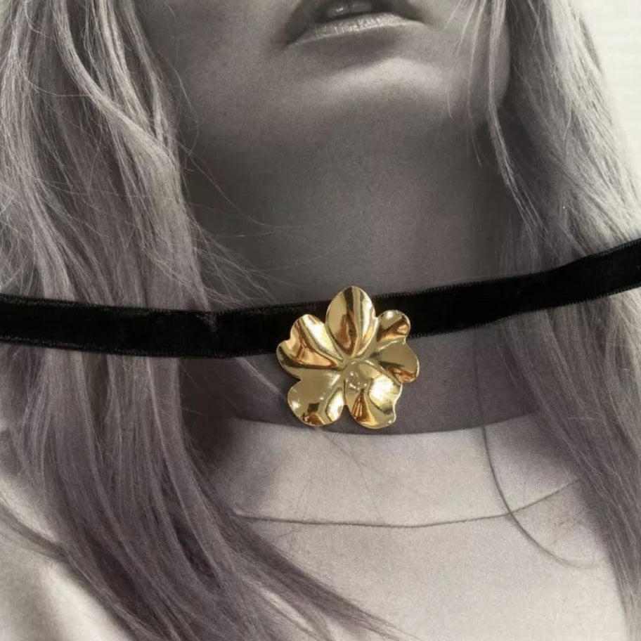 Colar Chocker Veludo Flor