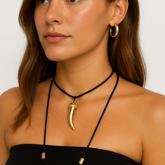 Colar Fio Com Pingente Dente Dourado.