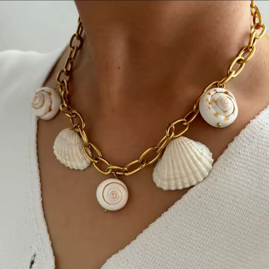 Colar de Corrente em Aço com Conchas Brancas Dourado