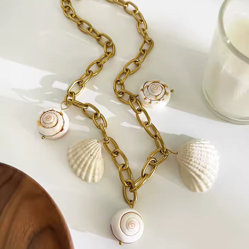 Colar de Corrente em Aço com Conchas Brancas Dourado