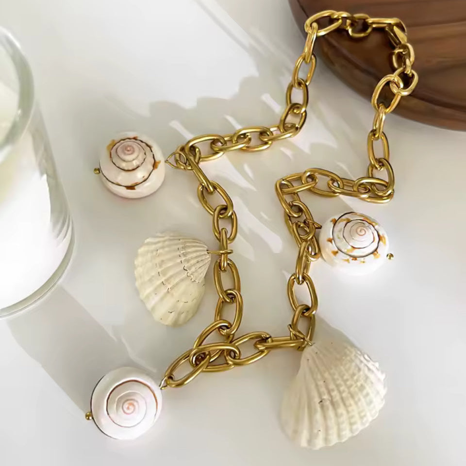 Colar de Corrente em Aço com Conchas Brancas Dourado
