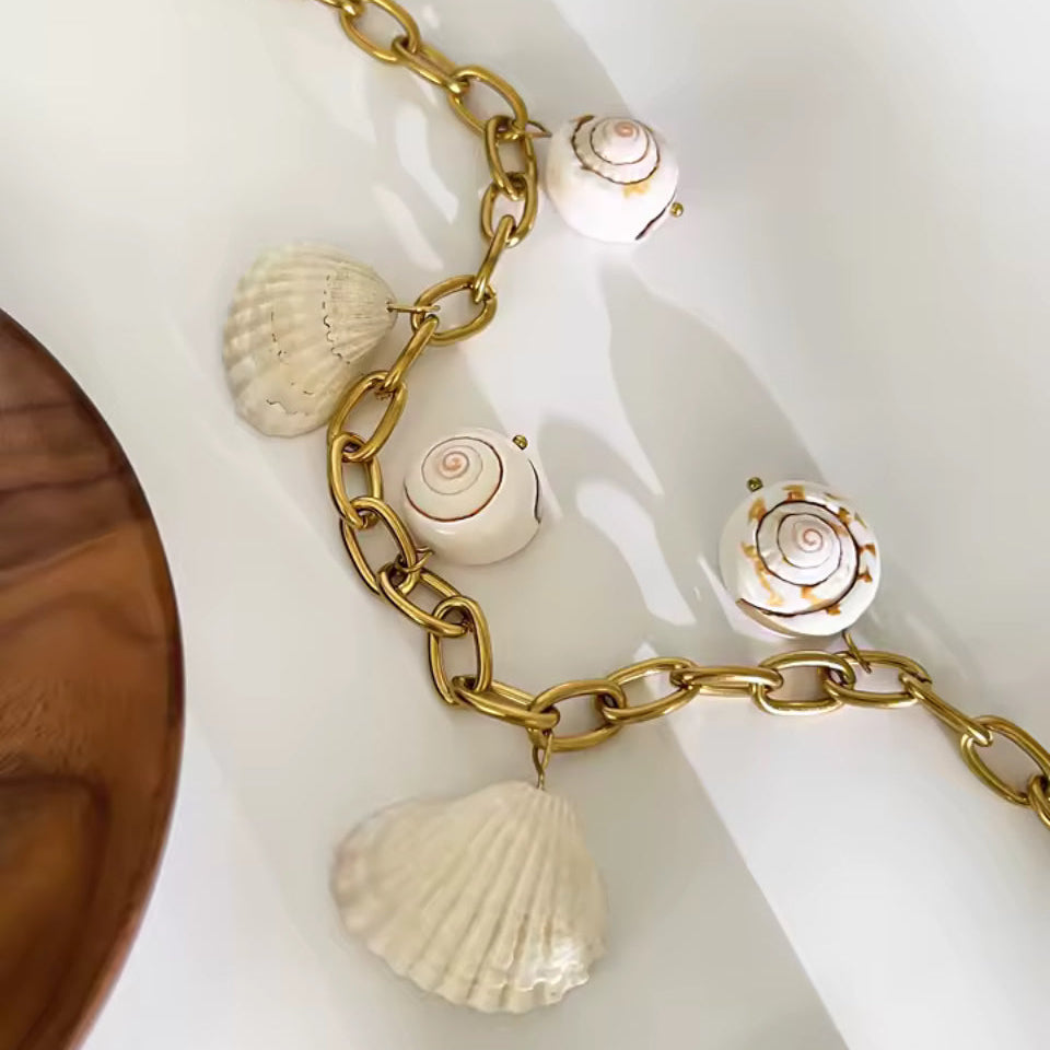 Colar de Corrente em Aço com Conchas Brancas Dourado