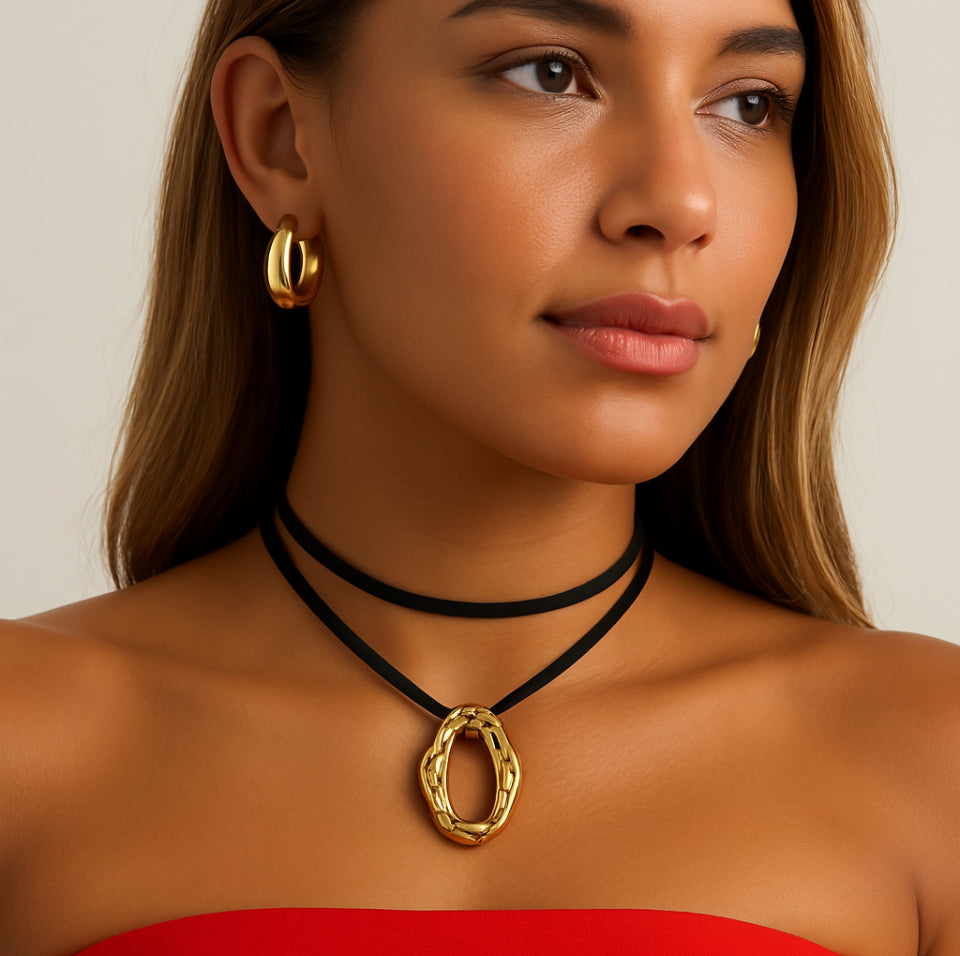 Colar Fio Preto Com Pingente Orgânico Dourado Boho