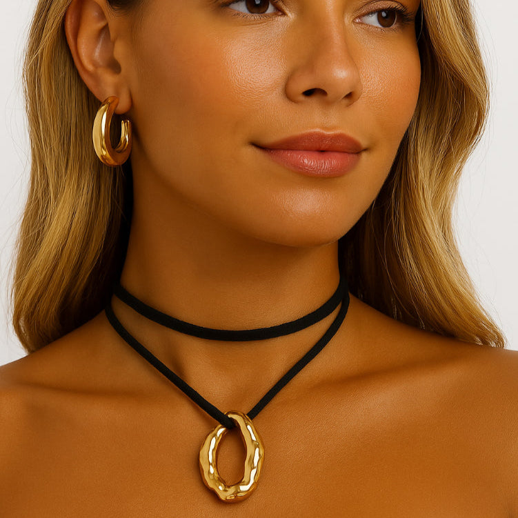 Colar Fio Preto Com Pingente Orgânico Dourado Boho