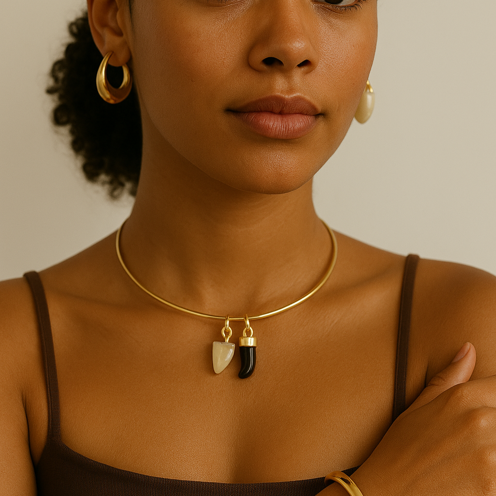 Colar Chocker Aro Fino com 2 Pingente Dente Dourado