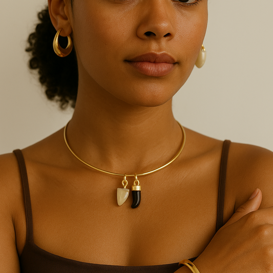 Colar Chocker Aro Fino com 2 Pingente Dente Dourado