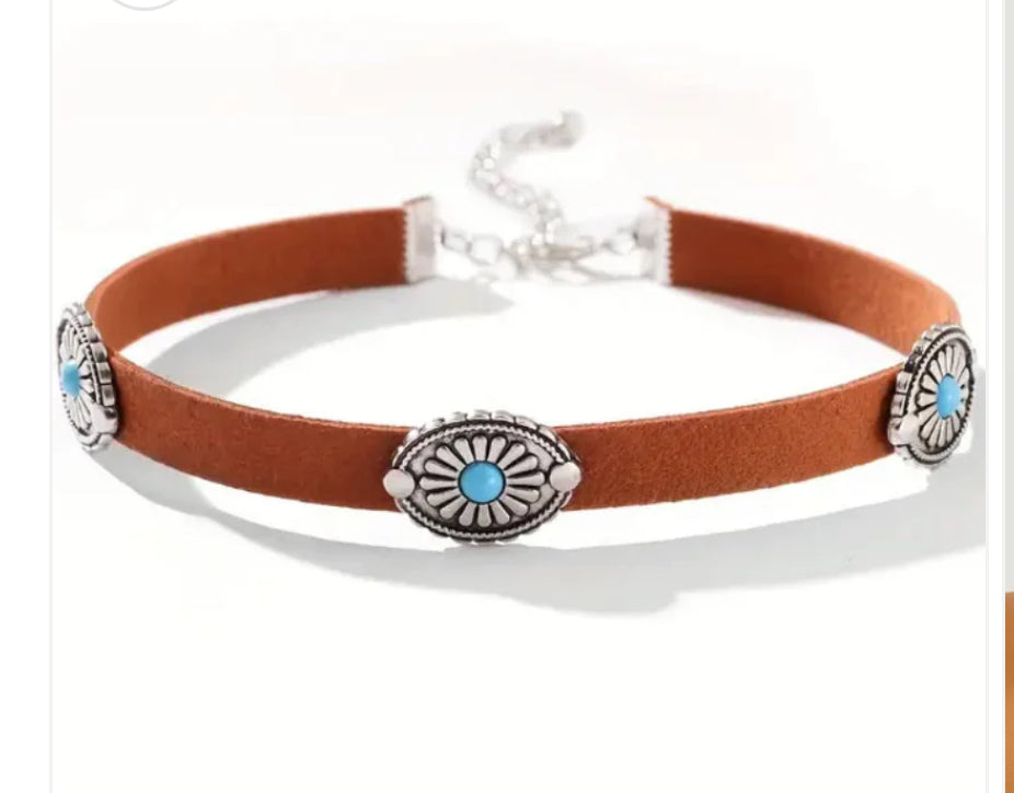 Colar Chocker Camurça com 3 medalhas com Turquesa