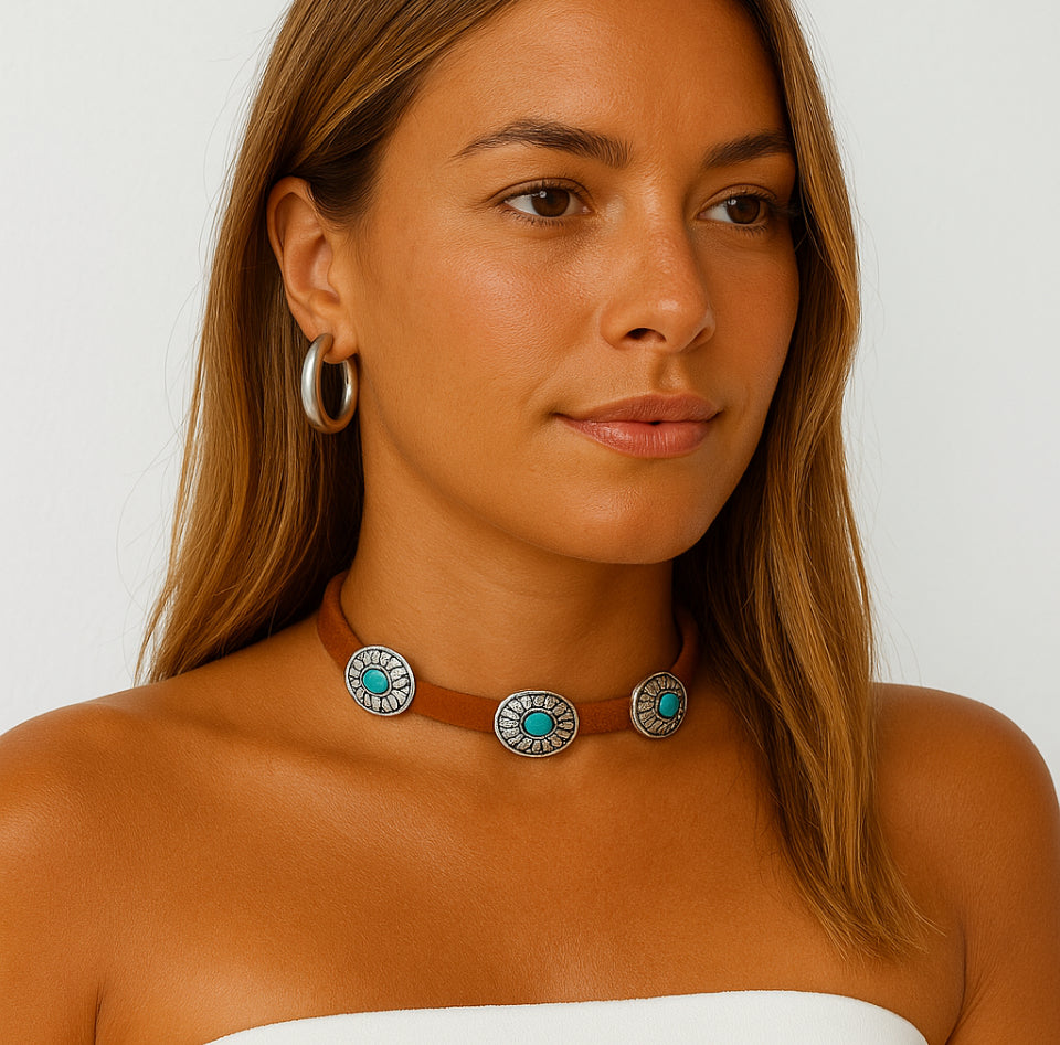Colar Chocker Camurça com 3 medalhas com Turquesa