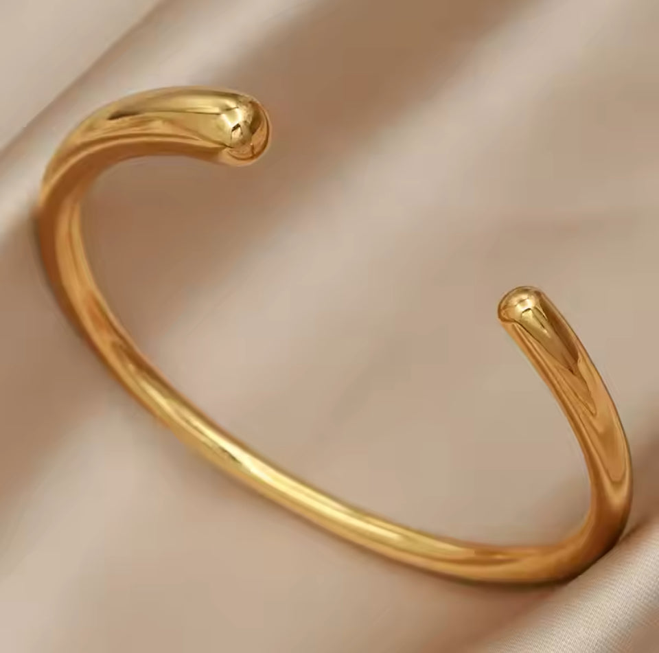 Pulseira Bracelete Aberto Gota na Ponta Dourado Folheado