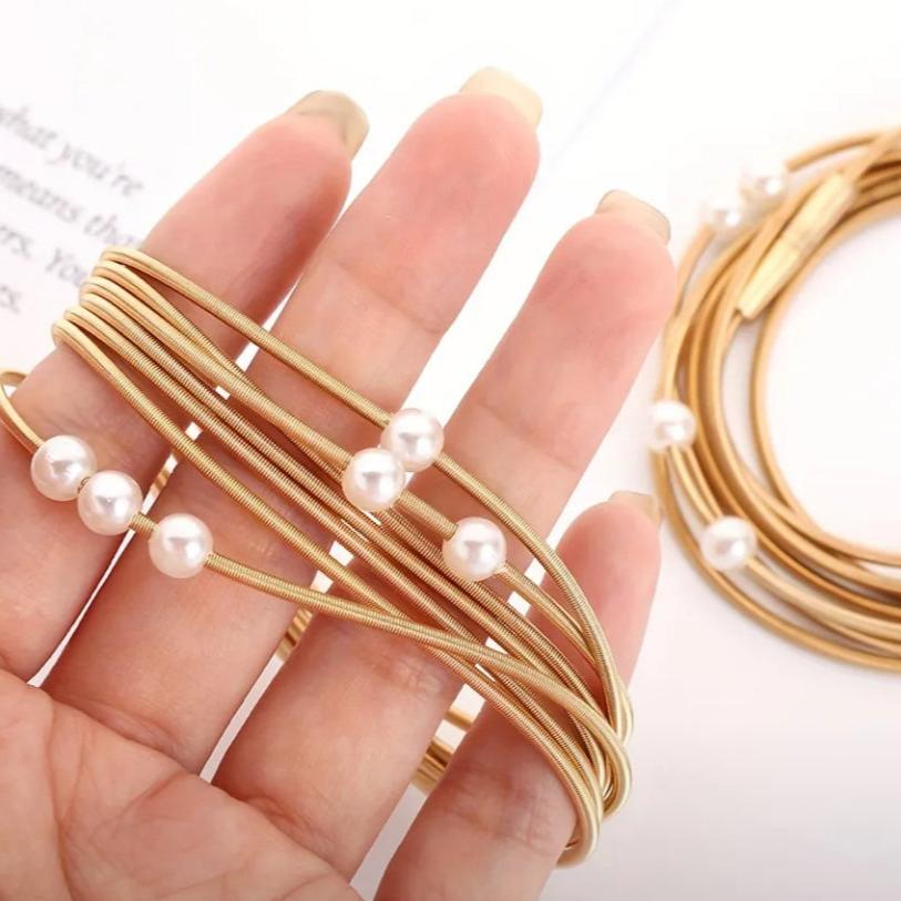 Pulseira De Mola Com Pérolas e Fecho Imã Dourado