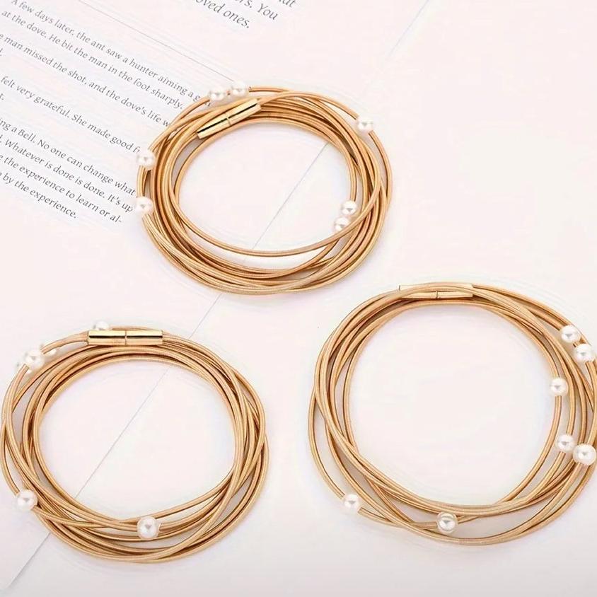 Pulseira De Mola Com Pérolas e Fecho Imã Dourado