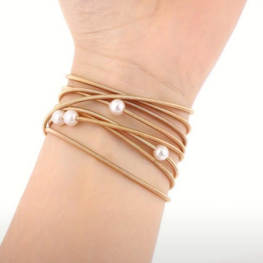 Pulseira De Mola Com Pérolas e Fecho Imã Dourado