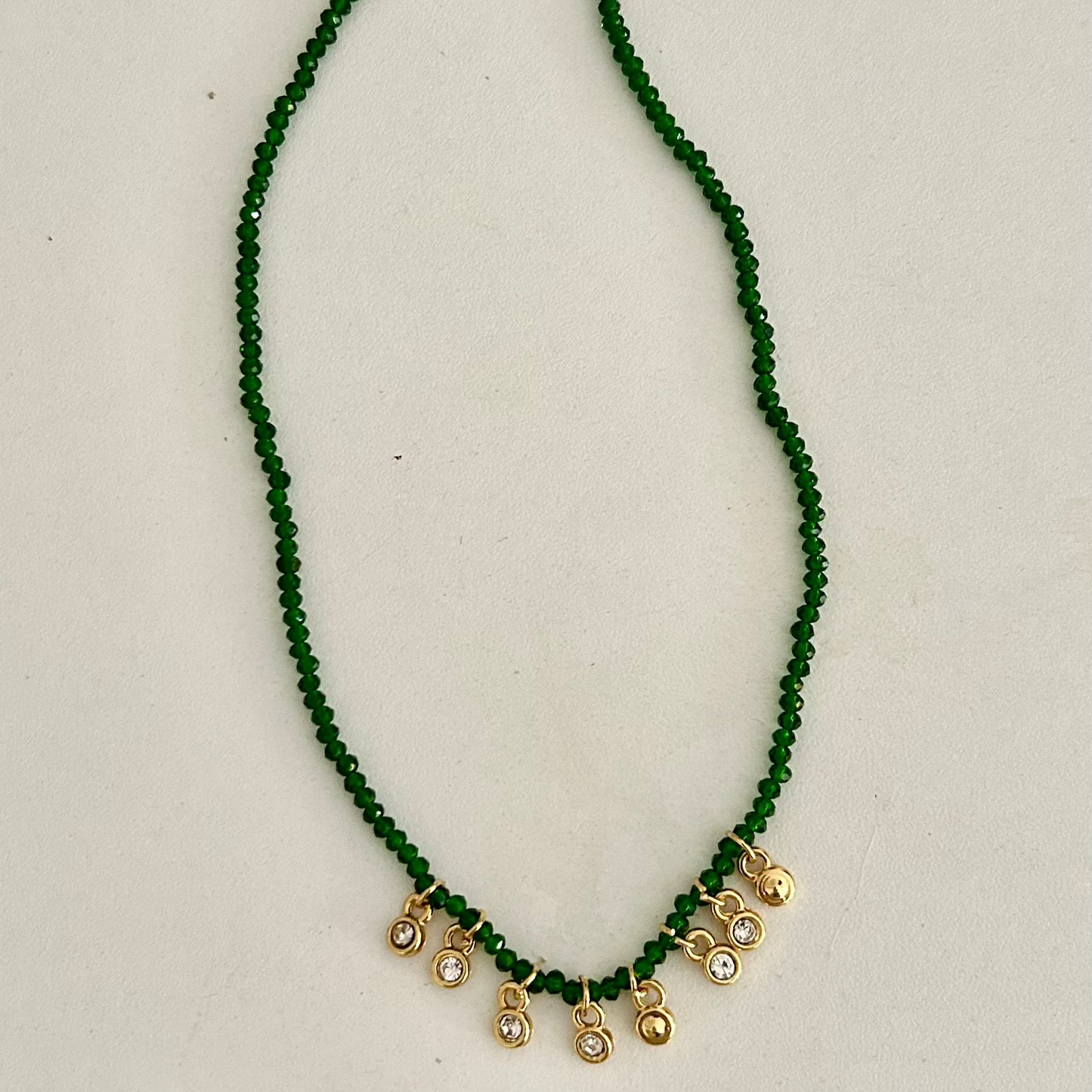 Colar Chocker Miçangas Com Pingentes em strass