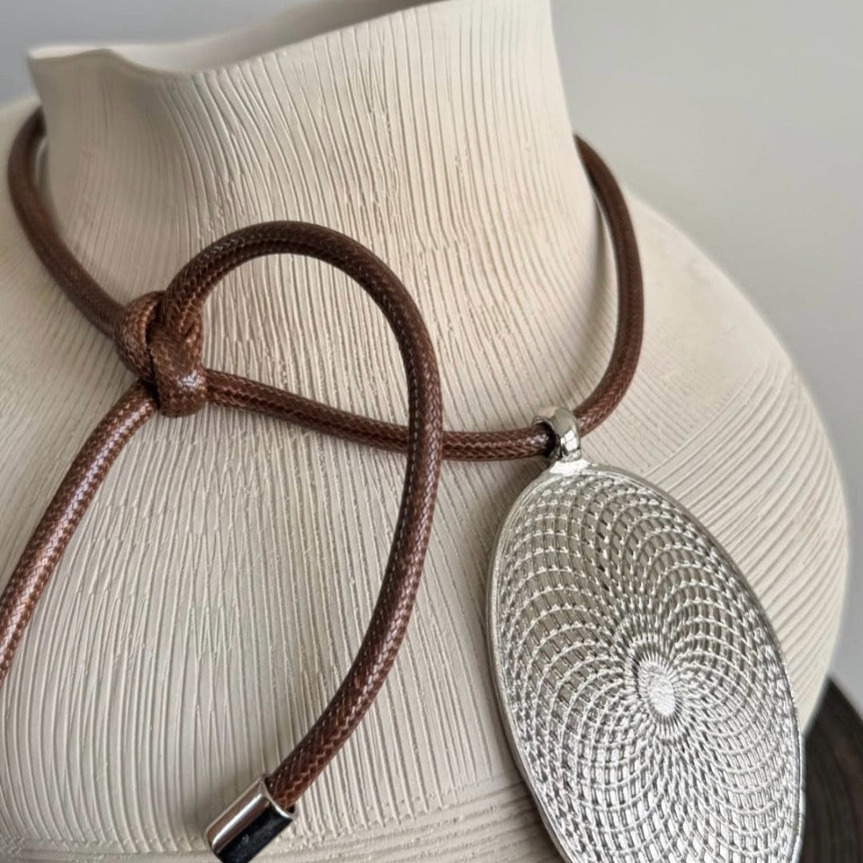 Colar Cocker Fio com Ponteira e Mandala Acetinada prateada