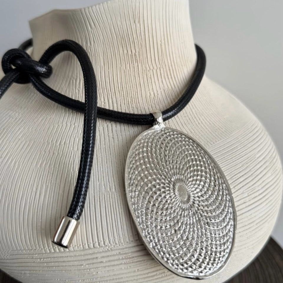 Colar Cocker Fio com Ponteira e Mandala Acetinada prateada