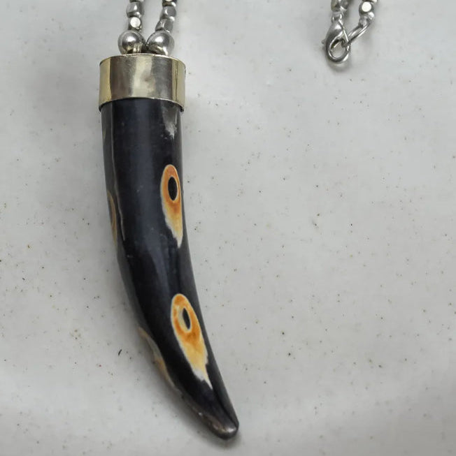 Colar Indiano Longo com Dente Desenhado Prateado