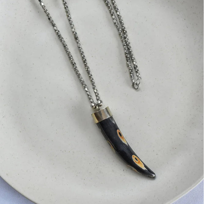 Colar Indiano Longo com Dente Desenhado Prateado