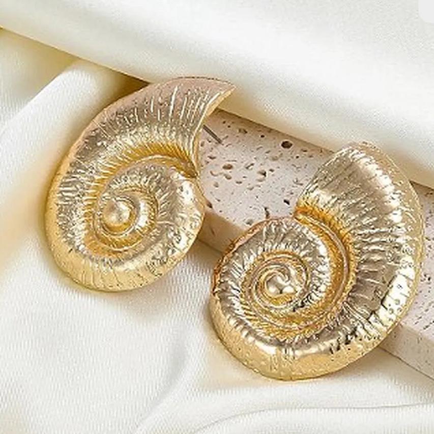 Brinco Concha Texturizado Dourado