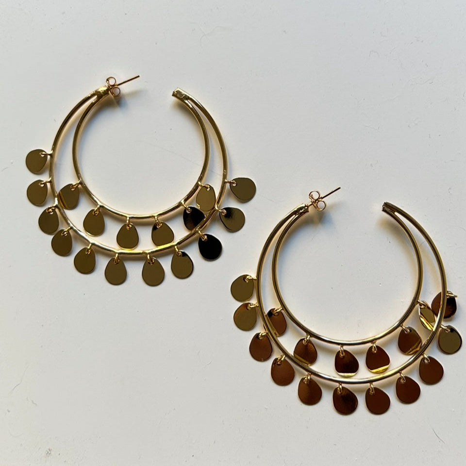 Brinco Argola Fino Meia Lua Duas Camadas com Plaquinhas