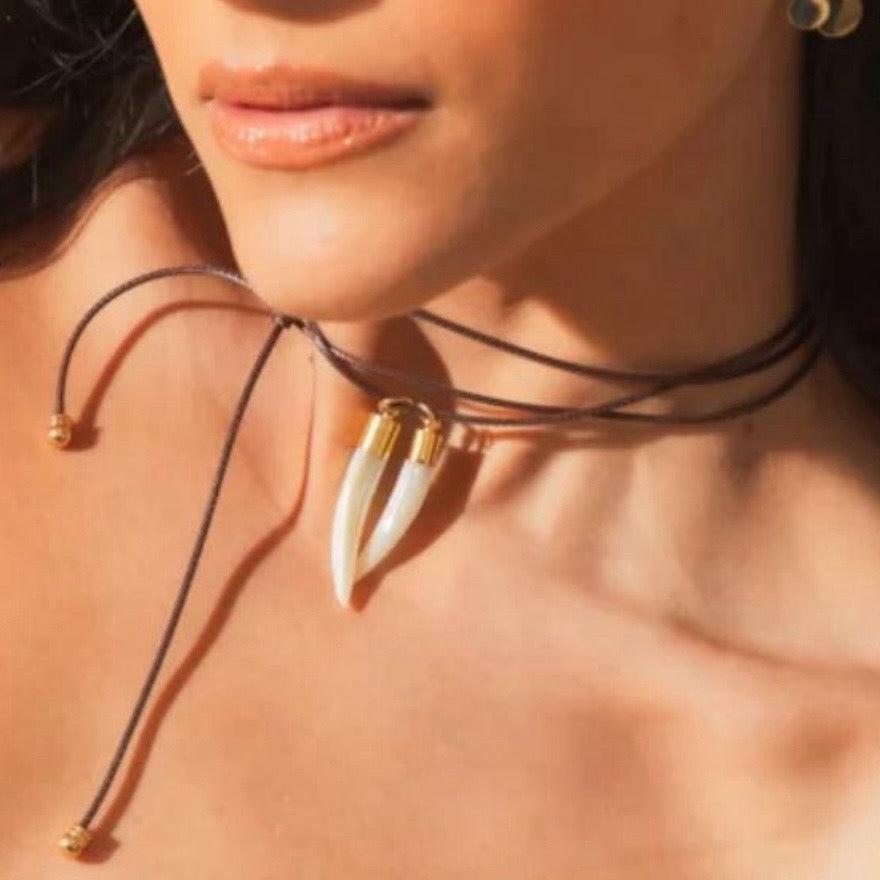 Colar Fio Couro Com  Pingentes de dentes
