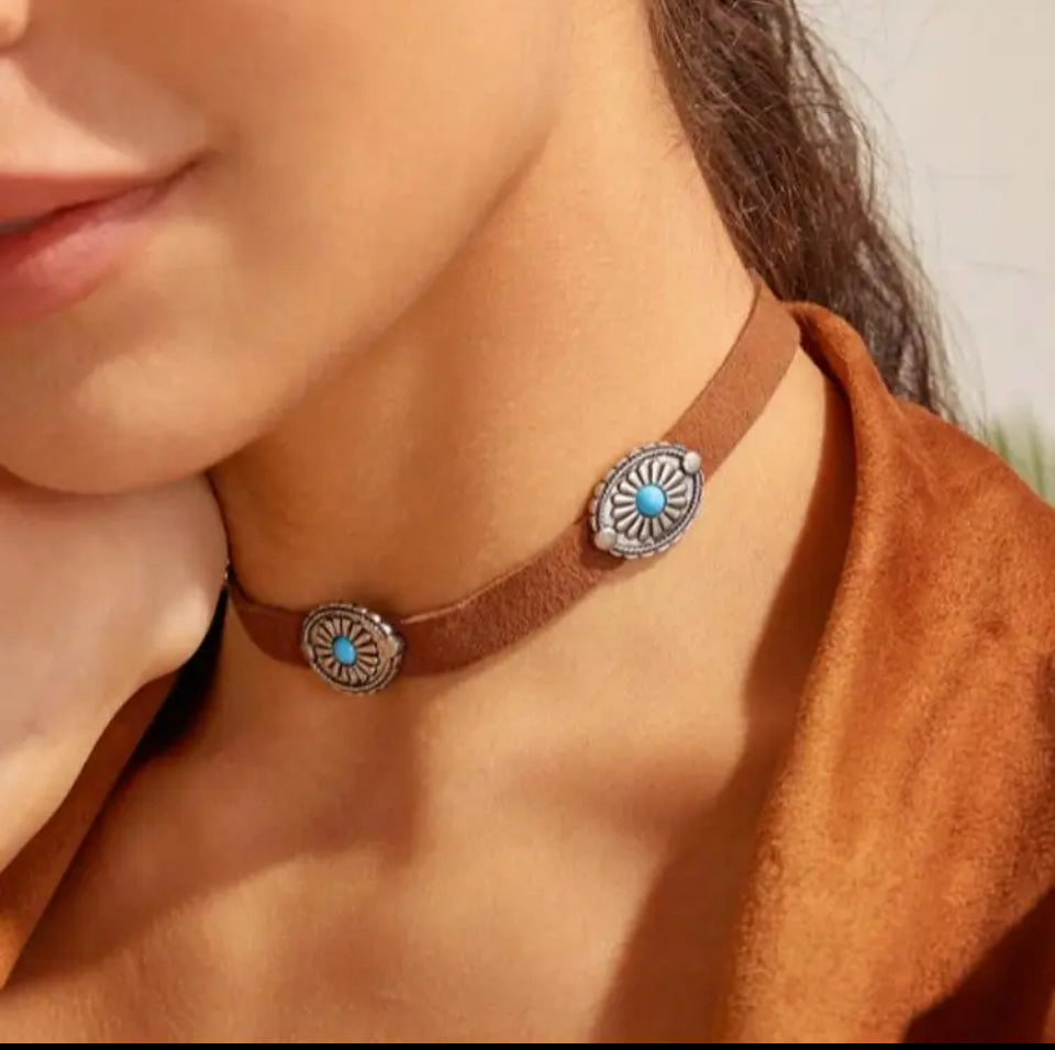 Colar Chocker Camurça com Pingente Floral e turquesa Prateado