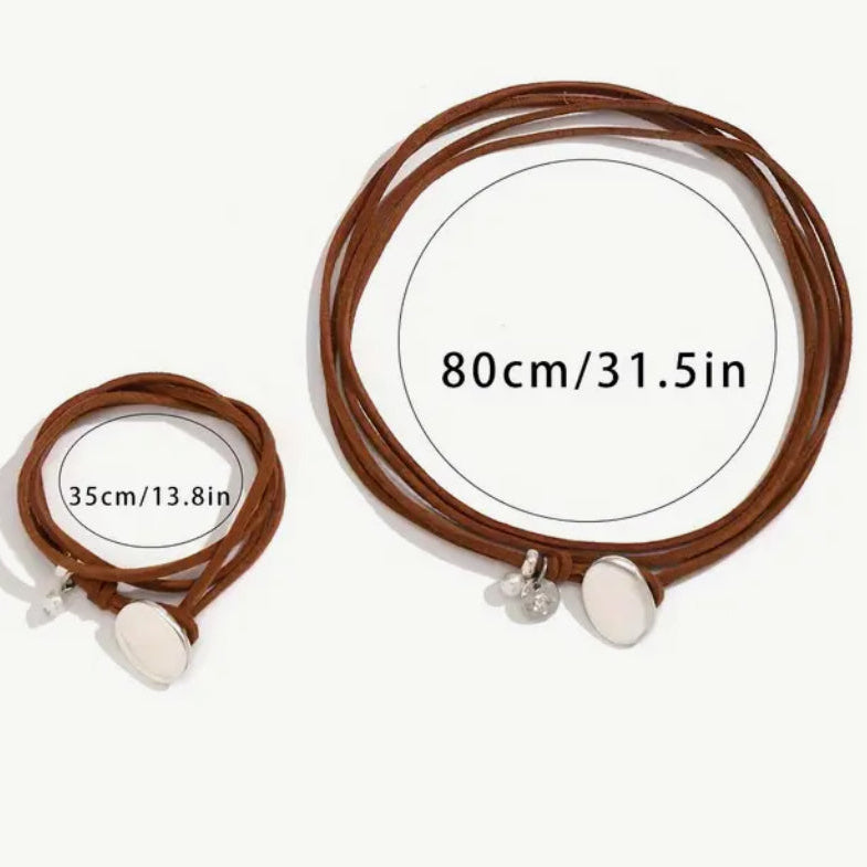 Colar Chocker Fio Camurça com Pingente Prateado e Pulseira