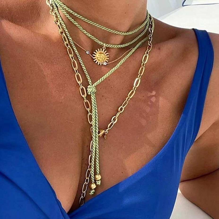 Colar Fio Torcido com Pingete Dourado Sol