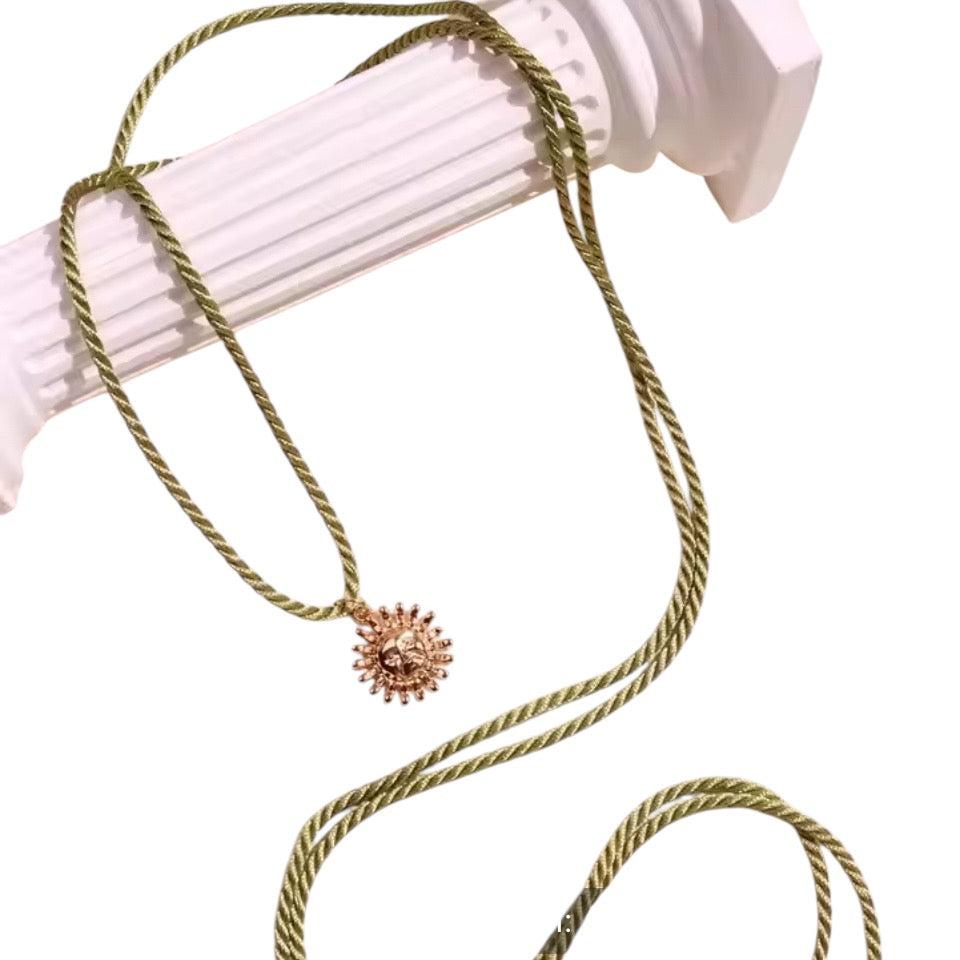Colar Fio Torcido com Pingete Dourado Sol
