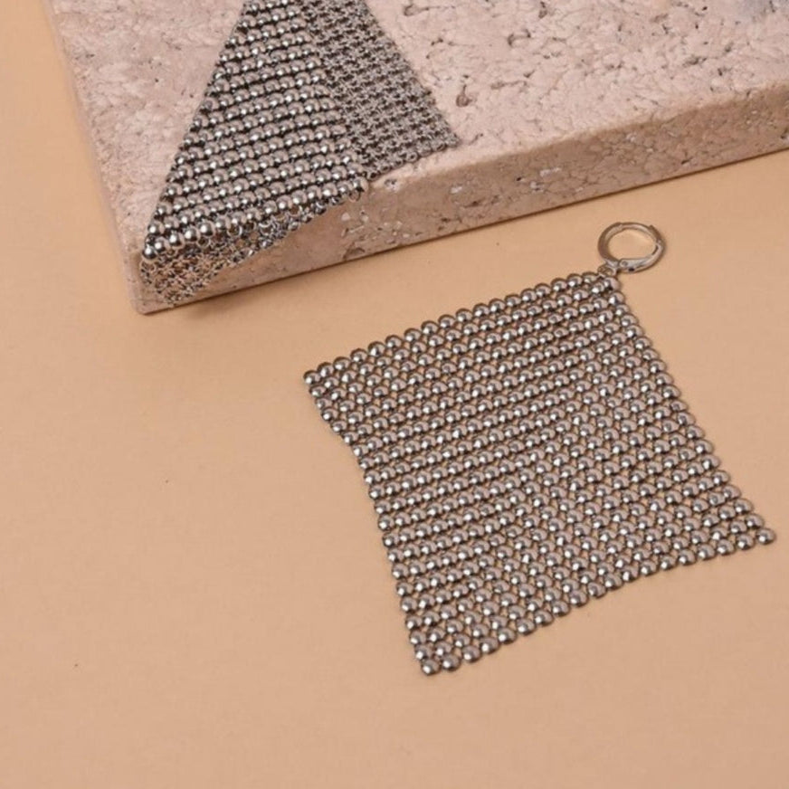 Brinco Arola Pequeno com Malha de Bolinhas Pendurado
